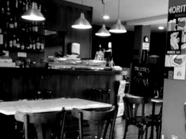 La afinidad cultural y lingüística ha sido determinante, ya que en los últimos veinte años el perfil de los recién llegados se caracterizó por una sólida formación profesional y universitaria. Bar Alba de Castelldefels, España