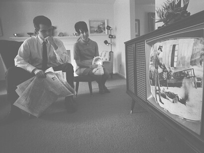 Casal norte-americano assiste a cenas da Guerra do Vietnã pela televisão, em 1969. Aquela guerra infame drenava recursos variados e conduzia os Estados Unidos da América a crises financeiras, econômicas e sociais sem precedentes