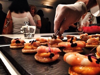 Blinis de patata con langostinos al curry
