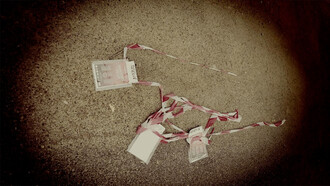Le cordon de police Réservé au Printemps du Polar déchiré sur la route, Marseille  © Patrick Coulomb