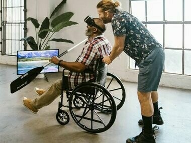 Equipamento de Realidade Virtual usado em prol de pessoa com deficiência. Pessoas cegas e surdas dependem de Comunicação Alternativa e Aumentativa (CAA) para se expressarem e receberem mensagens. Próteses e órteses também são tecnologias assistivas. Porém, alguns recursos de acessibilidade não são considerados tecnologias assistivas, são chamados Desenho Universal. Nesta categoria estão inclusos rampas e elevadores, cadeiras de rodas adaptadas e sites com padrões de acessibilidade 