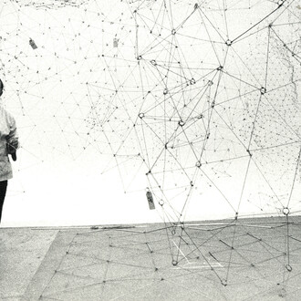 Gego installa Reticulárea 1981 [Reticular 
1981], Sala Gego, Galleria d'Arte Nazionale, Caracas, 1980. Per gentile concessione del Zentrum Paul Klee