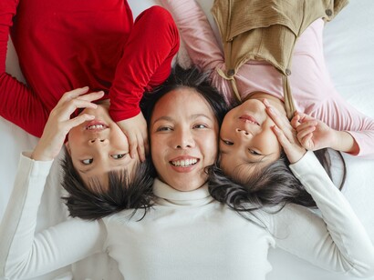 Mãe feliz com seus filhos