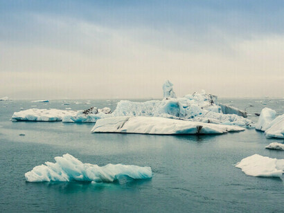 Mer et glacier. Les ressources naturelles sont prélevées sur notre planète Terre qui nous appartient à tous, alors pourquoi ne pas les partager entre nous tous ? 