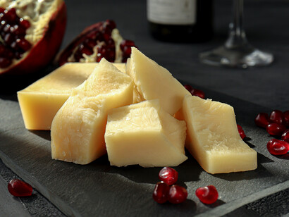 Parmesano (parmigiano reggiano). El queso es un alimento ampliamente consumido en el mundo, es rico en proteínas y minerales