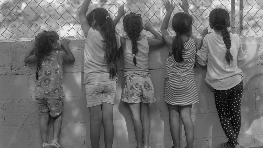 Lisa Elmaleh, Five girls watching life outside of the shelter, House of Mercy, Nogales, Sonora, Mexico (Cinco niñas viendo la vida fuera del Albegue, Casa de la Misericordia, Nogales, Sonora, México), 2024. Courtesy of Etherton Gallery