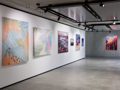 Verschiedene künstler:innen, Where Earth meets sky, ausstellungsansicht. Mit freundlicher genehmigung der König Galerie