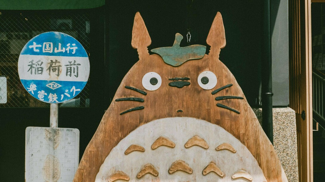 Figura del personaje de "Mi vecino Totoro" (1988) en la vía pública, Japón