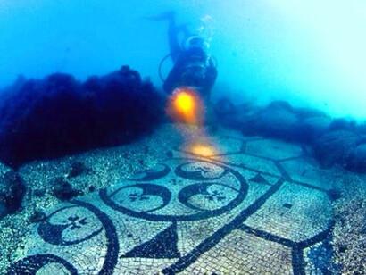 Pavimenti a mosaico nell'antica baia sommersa dal bradisismo vulcanico dei Campi Flegrei