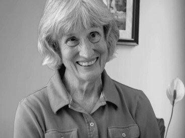 Donna Haraway: filosofa e teorica femminista, è nota per il “Manifesto Cyborg”, in cui propone una visione ibrida e postumana che supera le tradizionali categorie di identità