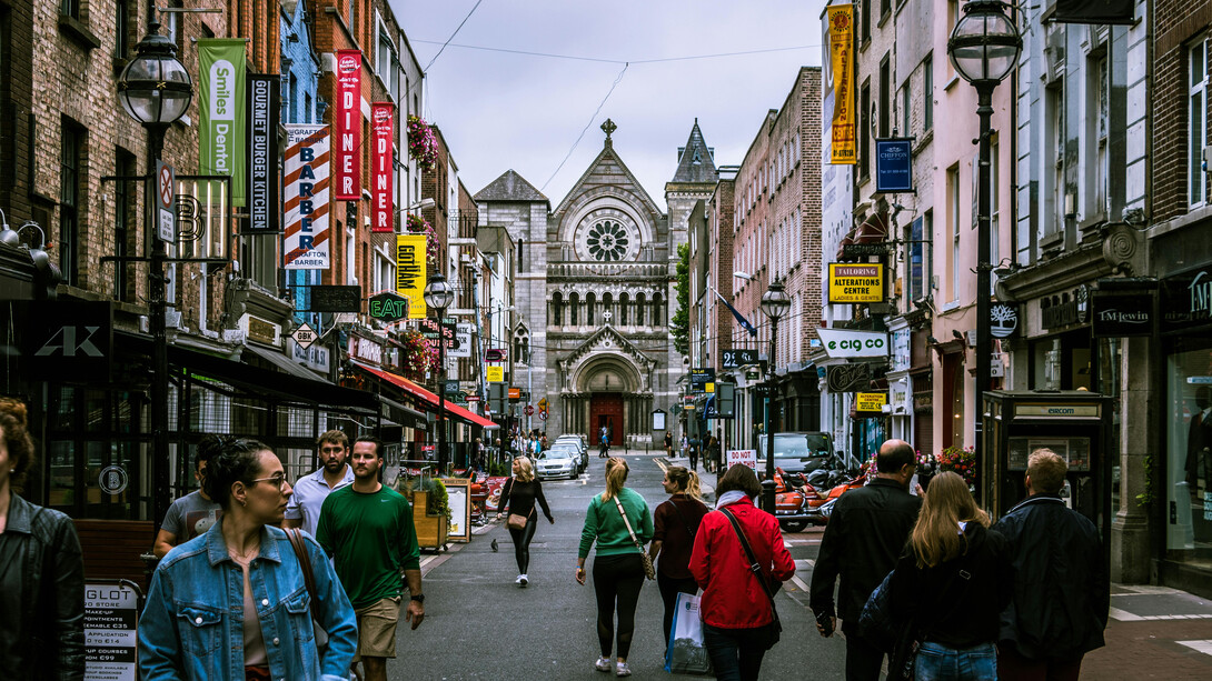 Explore as ruas de Dublin, Irlanda, mergulhe na cultura local e descubra como a diversidade cultural molda nossa identidade e visão de mundo