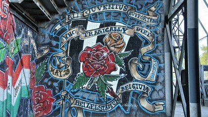 "In memoria dei tifosi morti prima della finale di Coppa Europa Juventus-Liverpool allo stadio Heysel di Bruxelles nel maggio 1985". Questo graffito si trova anche sul fondo della tribuna Aad Mansveld.
Questo stadio sarà demolito alla fine del 2007