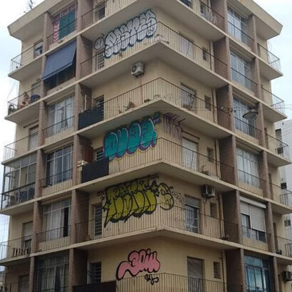 Distintos grafitis en varios pisos de un edificio de departamentos en Montevideo, Uruguay. Estas imágenes se acercan más al vandalismo por el hecho de que invaden el espacio privado sin permiso de sus dueños