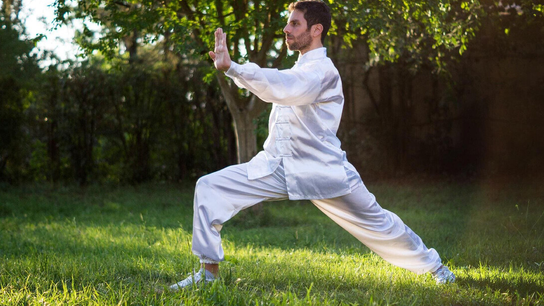 Qi Gong. Le terme Chi (Qi) signifie air, prana, énergie, ou encore respiration, le mot Kung (Gong) renvoie au travail, à la maîtrise, au temps et à la notion d’accomplissement