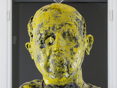 Gianni Dessì, Nome
e
Cognome,
2015,
nylon
e
ceramica
Raku,
tempera
su
soffitto,
70
x
55
x
48
cm