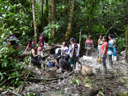 Sarayaku Indigenous women collecting clay for ceramics in Ecuadorian Amazon © Wachachik