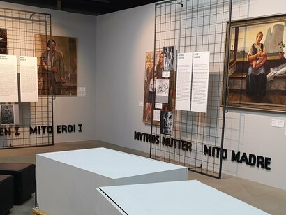 Exposição "Mitos das Ditaduras" realizada no Castelo do Tirol, na Itália, 2019. Depois da crise financeira de 2008, emergiu um discurso político autoritário que encorajou as organizações fascistas a saírem da clandestinidade, legitimou a polarização social e criou o espaço ideológico para a formação de partidos de extrema-direita que explicitamente transformaram a democracia em mero instrumento de ascensão ao poder, e não em modo de exercício do poder. Hoje estão no governo em muitos países e nalguns já o controlam

