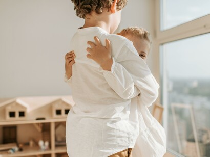 Irmão cuidando da irmã