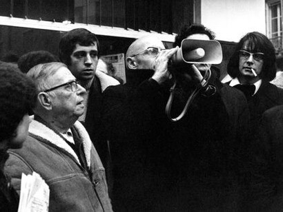 Jean Paul Sartre y Michel Foucault, entre otros intelectuales, en una protesta tras el asesinato de Djellali Ben Ali en 1971. Foto: Roland Allard