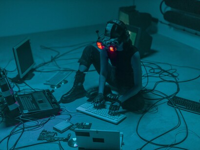 A substituição de postos de trabalho é uma das preocupações mais recorrentes quando se discute inteligência artificial. Diversos estudos indicam que atividades rotineiras, previsíveis e baseadas em regras claras são particularmente suscetíveis à automação. Isso inclui funções administrativas, operacionais e até técnicas, tanto no setor industrial quanto no de serviços. Caixas de supermercado, operadores de telemarketing, analistas de dados básicos, motoristas e até profissionais do direito e da contabilidade já sentem os efeitos da automação inteligente