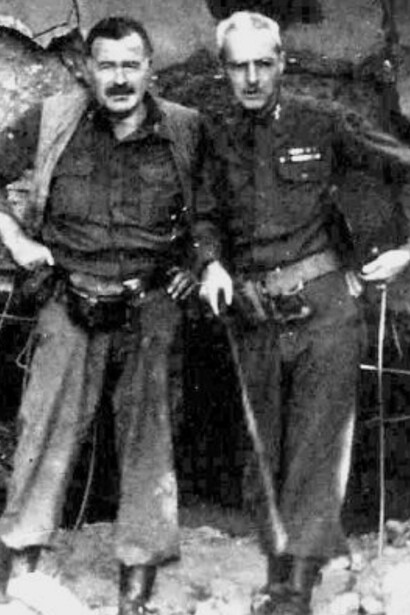 Hemingway con el coronel Charles "Buck" Lanham en Alemania durante los combates en el bosque de Hürtgen en 1944, tras los cuales enfermó de neumonía