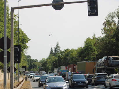 Un helicóptero sobrevuela el bulevar de Constance, en Fontainebleau, tras el cierre de la autopista A6, durante los incendios forestales de Fontainebleau, Francia