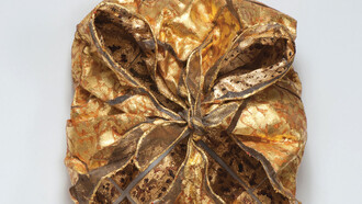 Kiyomi Iwata. Pliegue áurico con tanka siete, 2015 (Malla de aluminio, pan de oro, hilo de bordar)