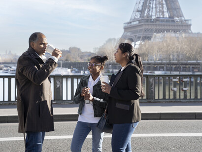 Un moment en famille sous le symbole parisien