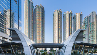Basta con pasearse por cualquier capital o ciudad de renombre para toparse con los mismos espacios. Entrada a la estación de metro Kowloon en la plaza Union Square en el oeste de Kowloon, Hong Kong