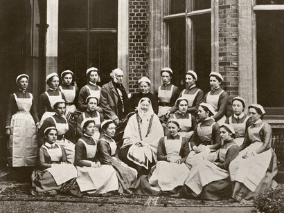 Florence Nightingale (en el centro del grupo) en 1886 con sus alumnas de enfermería del hospital de Saint Thomas