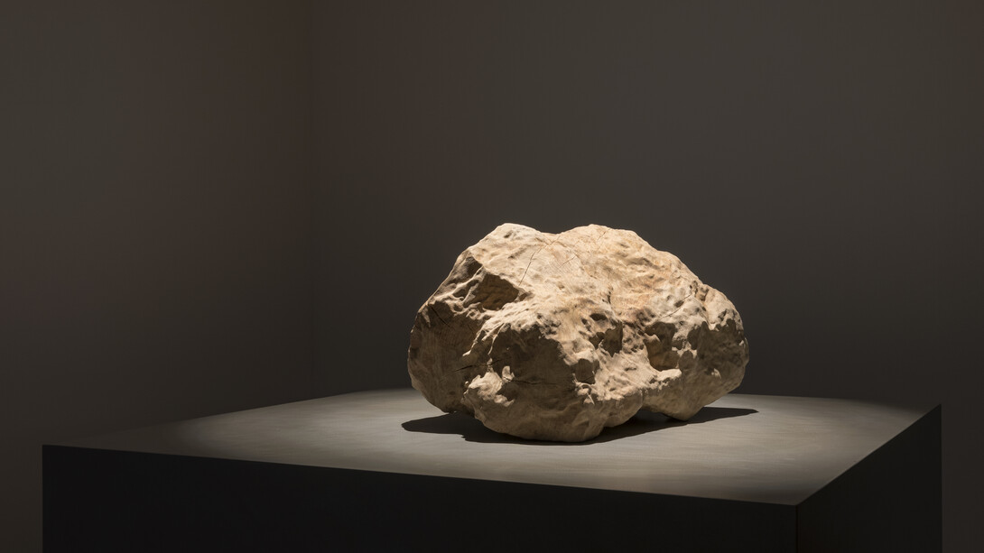 Perejaume, Madera adorada en piedra / piedra adorada en madera (2021). Courtesy Nogueras Blanchard, Barcelona/Madrid. Photography Roberto Ruiz