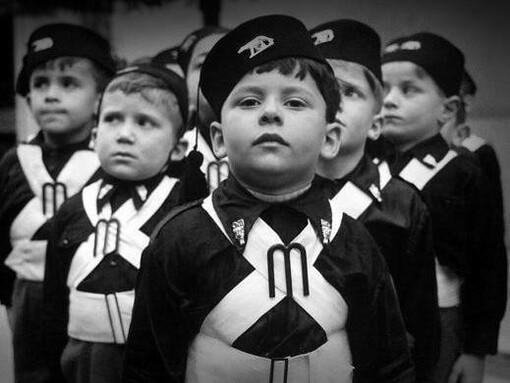 Bambini con l'uniforme dei balilla, 1936