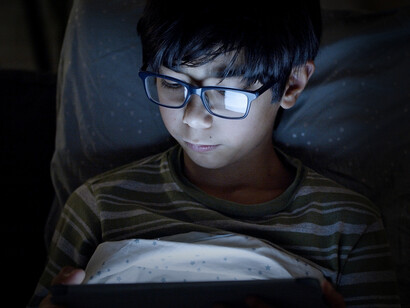 Tablet. Ci scandalizziamo quando i nostri ragazzi sono immersi nell'uso della fruizione permessa dagli smartphone e come questo continuo uso degli smartphone sia un fenomeno nuovo, ma accaduto nel passato con altri mezzi di comunicazione di massa 