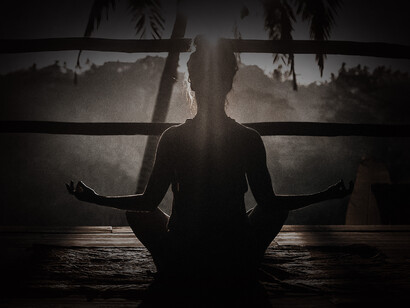 El yoga es una doctrina filosófica hindú de los adeptos al brahmanismo que se basa en las prácticas ascéticas, el éxtasis, la contemplación y la inmovilidad absoluta, para llegar al estado de perfección espiritual y al estado beatífico