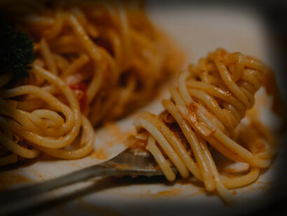 Ficcai la forchetta in bocca al ragazzo, tra le labbra, facendo leva con la forchetta per aprirgli la dentiera, e la senti aprirsi e vidi la bocca risucchiare gli spaghetti, come se esalasse l'ultimo respiro, e Salim spalancò gli occhi masticando