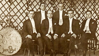 Orquesta La Estrella: en el centro, de pie, Andrés