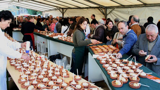 Puesto de requeixo en laFeria de Requeixo e Mel de As Neves en Galicia, España 