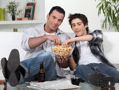 Padre e hijo viendo una película