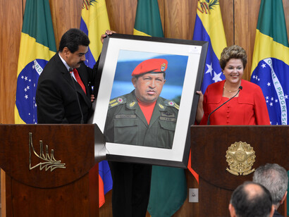 Dilma Rousseff, presidenta de Brasil, recibe de parte del presidente de Venezuela, Nicolás Maduro, un cuadro del ex-presidente Hugo Chávez. Brasil, 09 de mayo de 2013