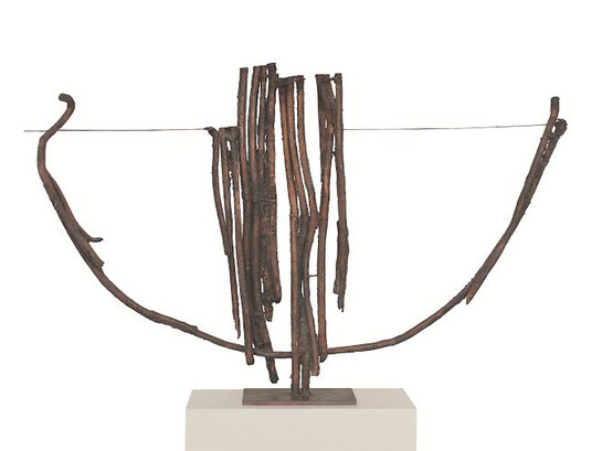 Alberto Ghinzani, Sull'acqua, 1976, bronzo, 76 x 122 x 6 cm 