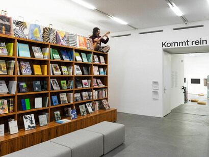 Verschiedene künstler, An der schwelle des museums, ausstellungsansicht. Mit freundlicher genehmigung des Migros Museum