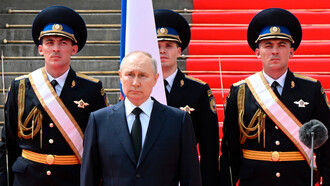 El presidente ruso, Vladimir Putin, antes de dirigirse a las unidades del Ministerio de Defensa de Rusia, las Tropas de la Guardia Nacional Rusa (Rosgvardiya), el Ministerio del Interior de Rusia (MVD), el Servicio de Seguridad Federal de Rusia (FSB) y el Servicio de Protección Federal de Rusia (FSO), que garantizaron el orden durante el motín, en el Kremlin, en Moscú, Rusia