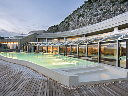 La piscina della SPA di Portopiccolo