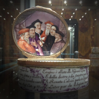 Tabacchiera degli eresiarchi. Manifattura Doccia 1760, Museo Duca di Martina di Napoli, Italia, (interno)