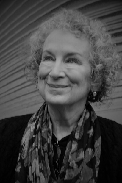 Die Verfahren eines Staatsapparats können daher in ihrer Wirkung an eine kafkaeske oder "atwoodsche" Welt erinnern mit dem entscheidenden Unterschied, dass reale Macht sichtbar und überprüfbar ist. Bild: Margaret Atwood, Aufnahme ca. 2014