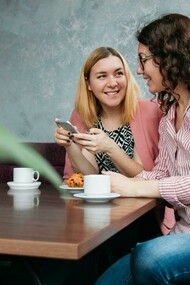 Analisar comunicação e linguagem implica reconhecer que não se trata de fenômenos neutros ou puramente técnicos. Cada palavra, cada discurso e cada forma de comunicação está inserida em um contexto social específico, marcado por disputas simbólicas e históricas. Este artigo propõe uma reflexão analítica sobre o papel da linguagem e da comunicação na vida social contemporânea, articulando contribuições teóricas clássicas e observações sobre os desafios atuais
