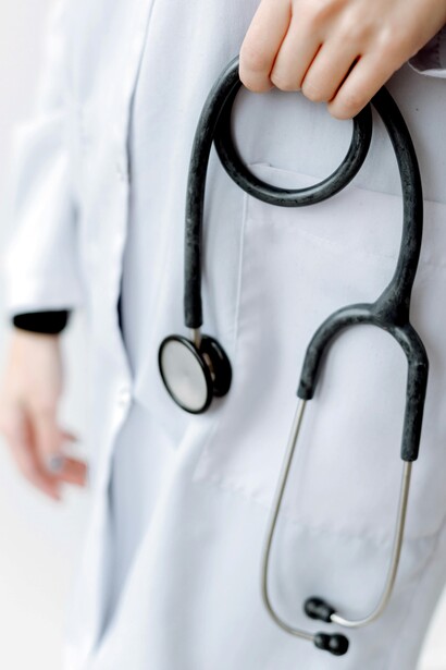 Senza la guida di professionisti esperti, l’adozione acritica dell’IA può portare a una fiducia eccessiva nelle macchine e a rischi per i pazienti