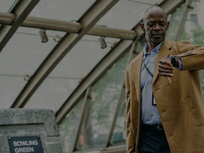 Homem olha as horas ao sair do metrô