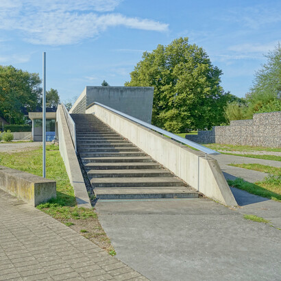 O projeto arquitetônico da Zaha Hadid, Landscape Formation One, na cidade de Weil am Rhein, Alemanha, contribui para um paisagem em meio à pedras e cascalhos, 