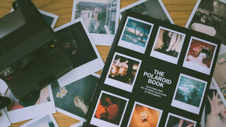 Álbum de fotos feitas com uma câmera Polaroid mostra diferentes fases da captura de images pela humanidade